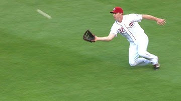 CLE@CIN: Bruce takes away a hit with a sliding snag