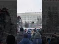 В Красноярске митингующие забросали снежками полицейских во время митинга