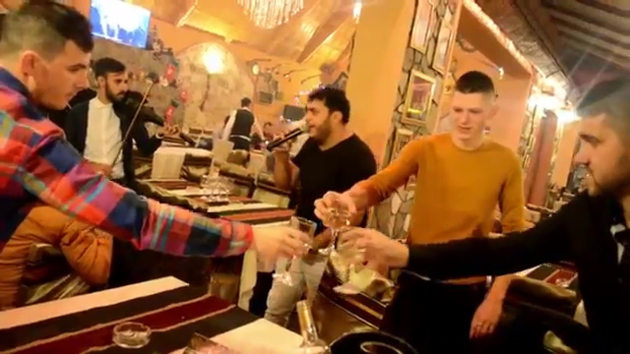 ⁣Cristi de la Buzau - Boierasii & Si pamantu as intoarce (Pentru Motoc) - Hanul Vanatorilor