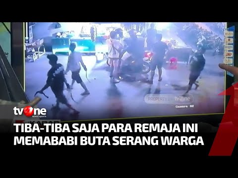 Rekaman Aksi Gerombolan Pemuda Nenteng Sajam dan Serang Warga Bikin Merinding | Kabar Hari Ini tvOne