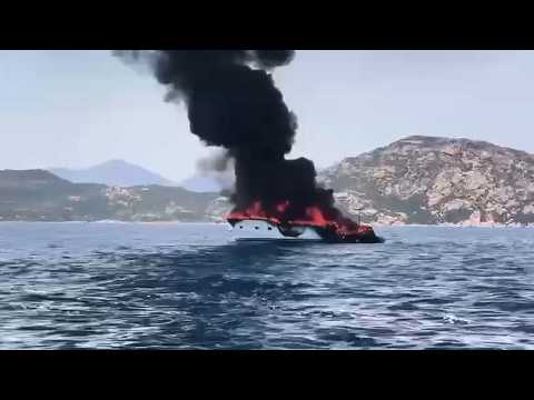 Video Yacht a fuoco al largo dell'isola di Tavolara, nube nera visibile a chilometri