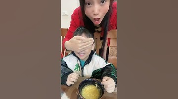 Pipi ngốc nghếch bị mẹ lừa bịt mắt ăn hết mì tôm rồi. Ngơ ngác luôn kìa#shorts