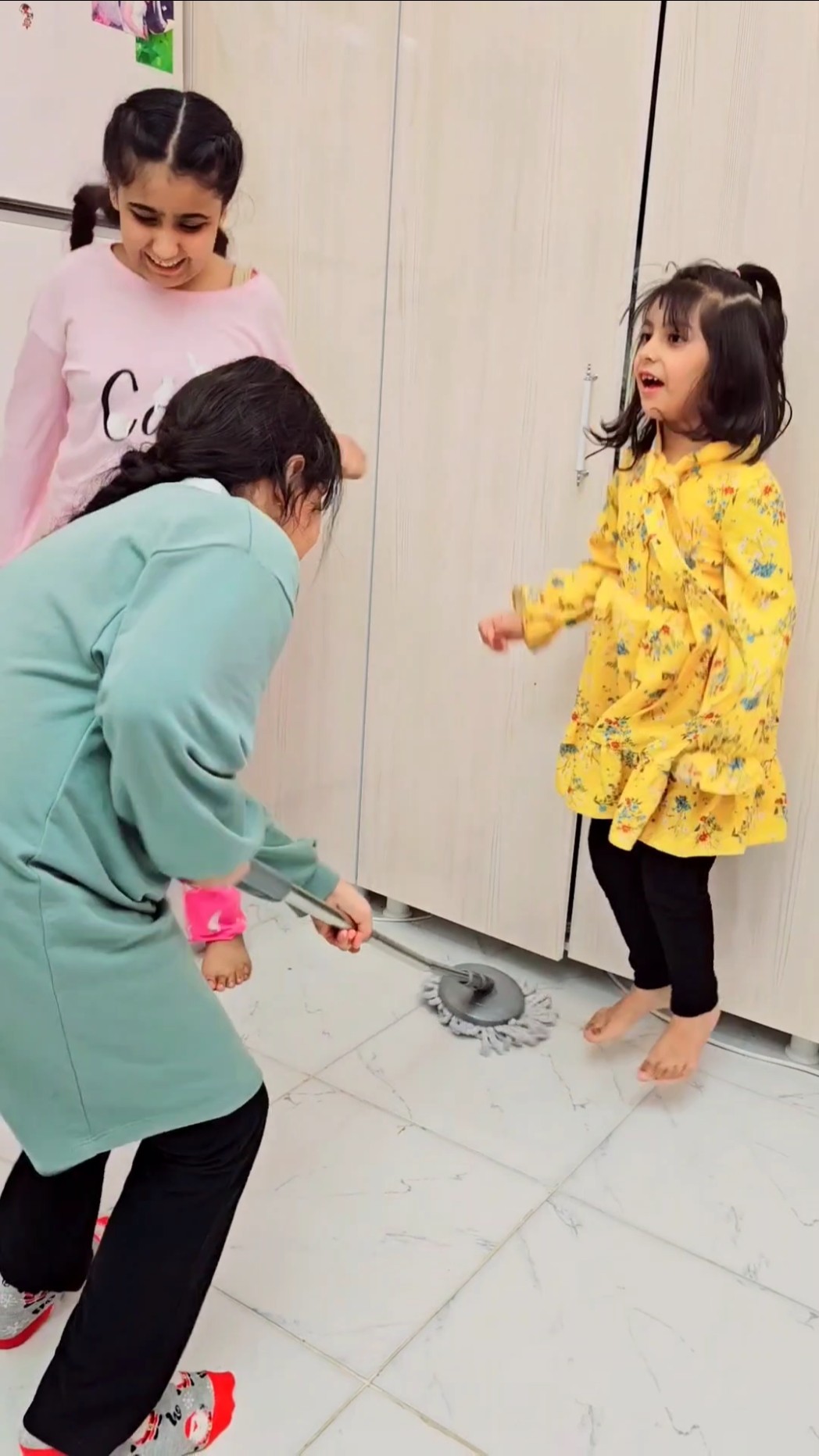 هيفي مصدومة من ليليان وهيلين