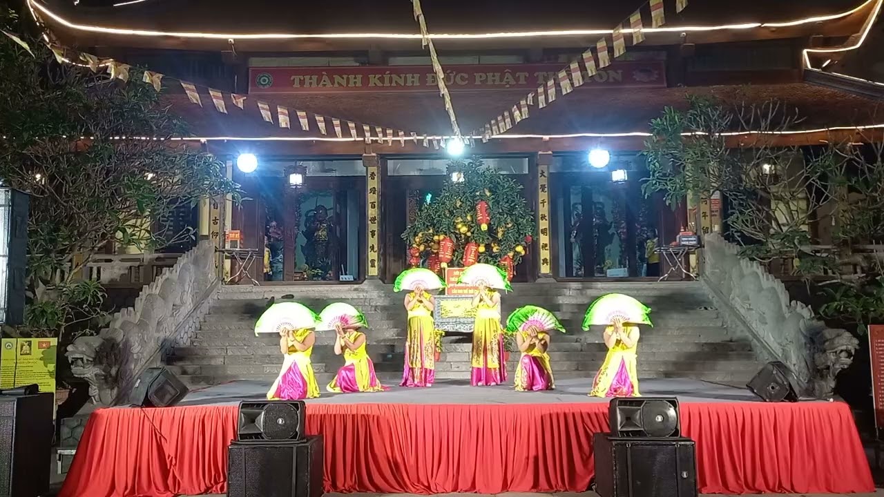 Xem top múa làng lúa làng hoa mà thấy sướng cả mùa xuân