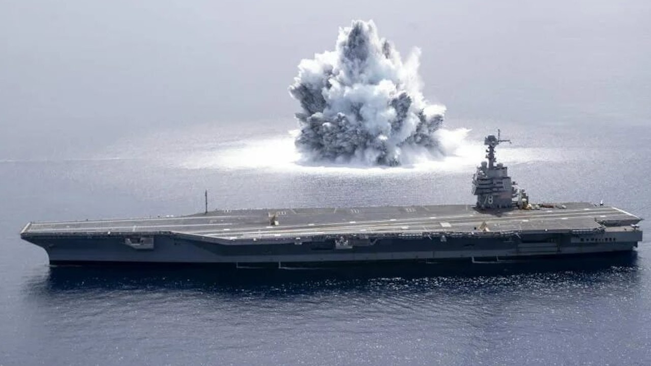 Największy lotniskowiec świata — ile rakiet go zatopi?