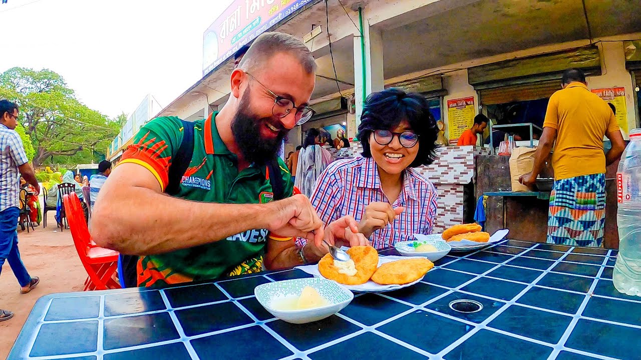 Bangladeshi Girl Takes Me To Try Famous Dish in Rajshahi 🇧🇩