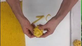 Bagaren Per-Olof Henriksson Visar Hur Du Rullar Bullar.