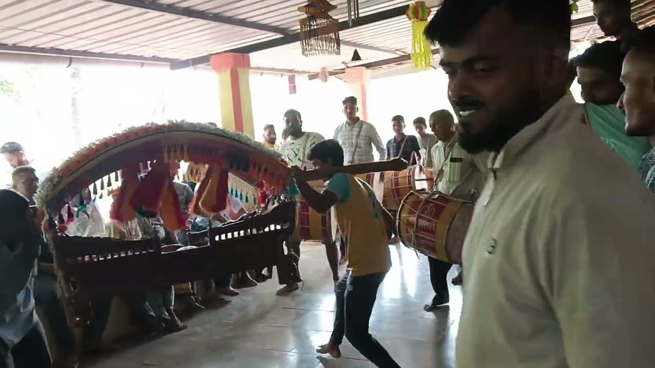 आमची ग्रामदैवत श्री भराडी देवी माझ्या घरी ढोल वाद्य तालात नाचा नाचवतानाची दृश्य