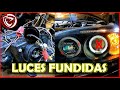 Auto con faros frontales fundidos (luces no originales con leds y proyectores)