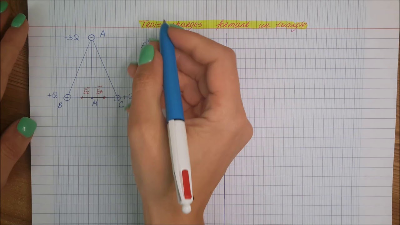Exercice 9: Trois charges aux sommets d'un triangle isocèle