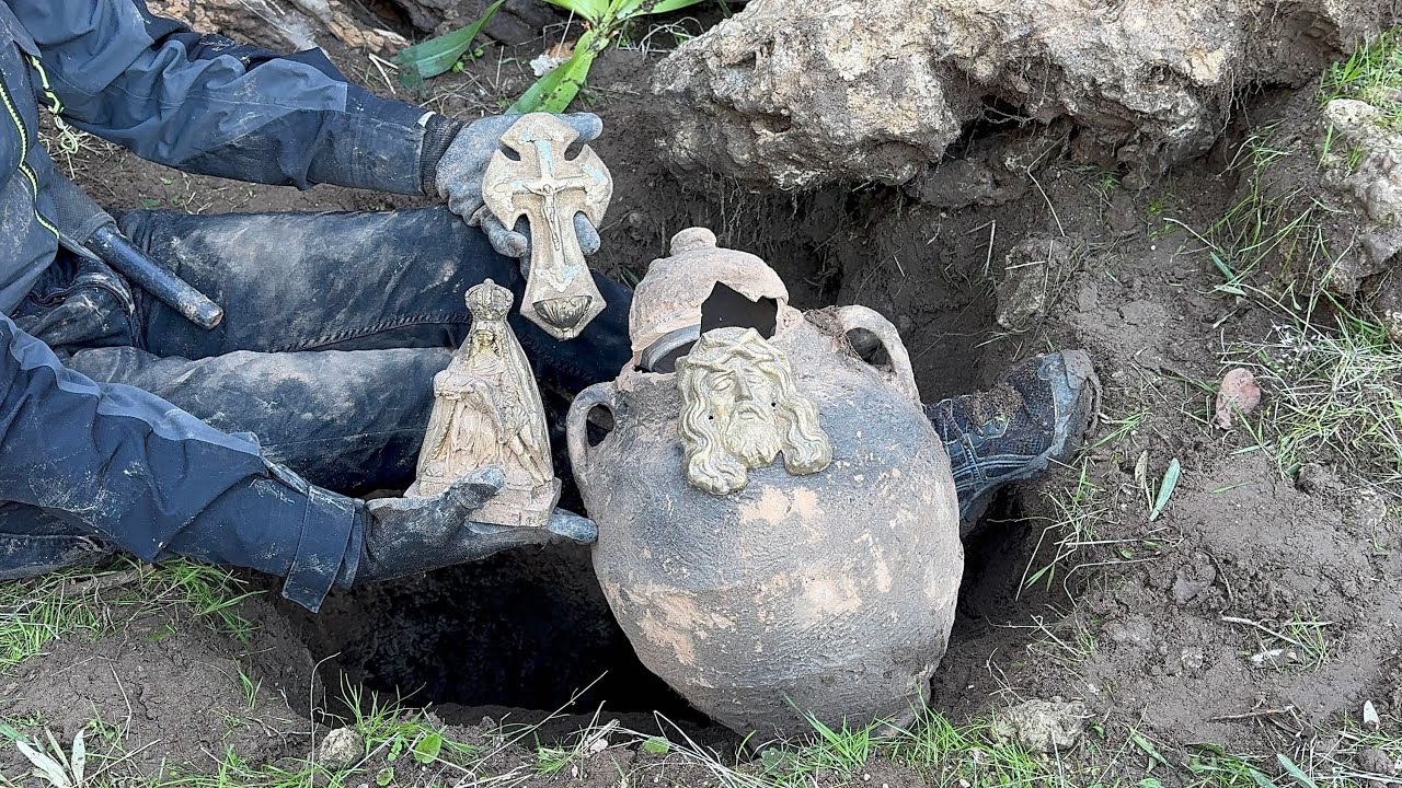 Hidden treasure found in a sealed pit / metal detecting adventure 