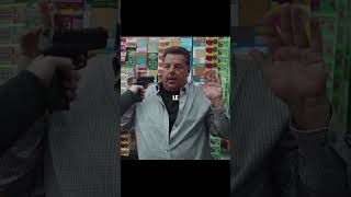 El empleado de la tienda sabe técnicas de defensa personal #peliculas #shorts #cine #series