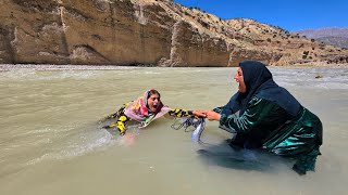 😳🌊 “When Fishing in a Wild River Turns Into Survival!” 🎣⚡