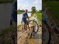 पुरानी साइकिल से बना दिया जादुई वाटर पंप! 🚲 बिना खर्च के खेतों में पानी 🌊 #DesiJugaad #Viral#shorts