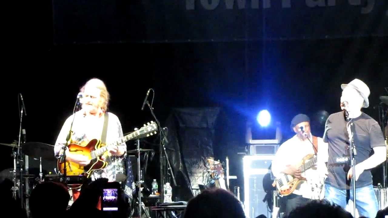 Paul Simon Bodyguard Greenwich, CT Town Party YouTube