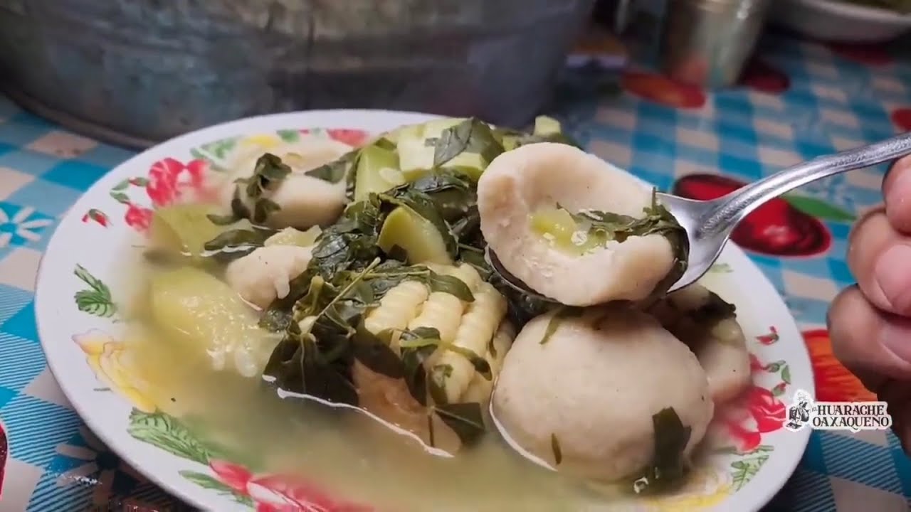 Un rico Caldo con elote, chepil y calabacitas😋 , acompañado de cecina ...