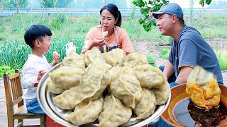 Xiaoyong makes zucchini dumplings, with a thick skin filling, dipped in chili vinegar, and enjoyable