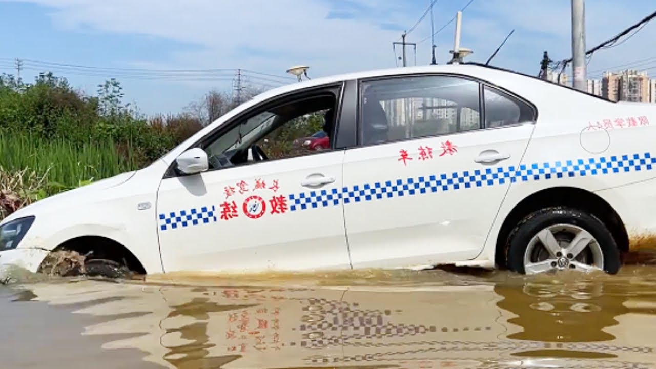 When A Car's Front Wheels Fall Into A Pothole, This Is What An Experienced Driver Would Do.