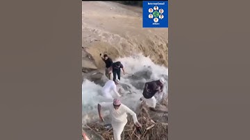 onlookers caught in Flash flood In #oman
