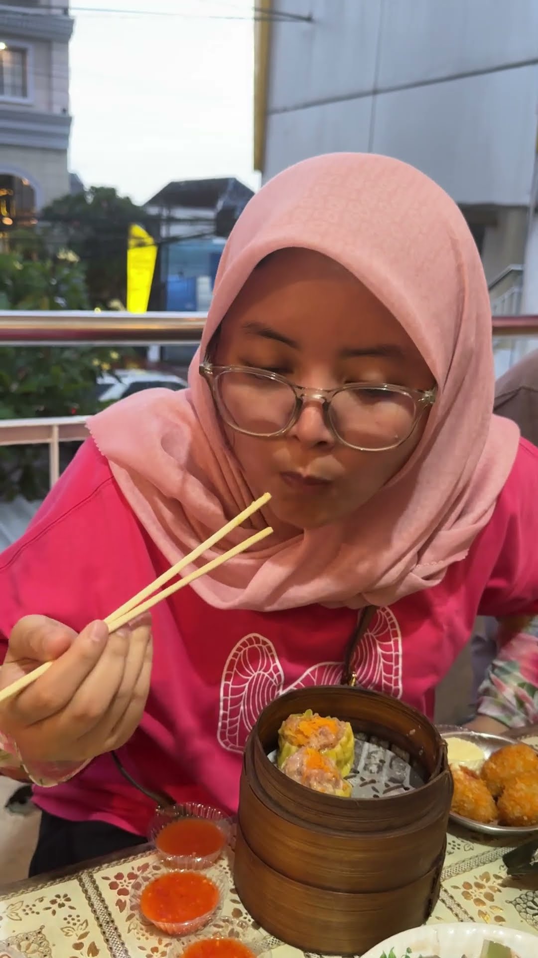 BUNDA DAN LEIKA MUKBANG DI PASAR KRANGGAN