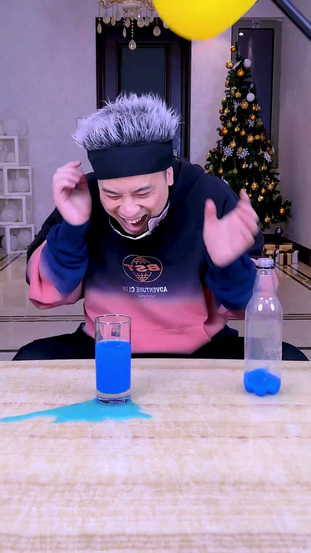 Christmas Game: Pouring Water With Eyes Closed, It's Really Hard#Funnyfamily #Partygames #Shorts
