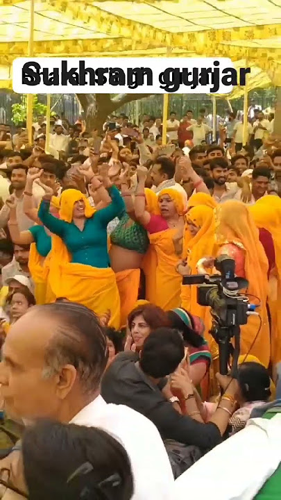 Sachin Pilot ke anshan per Gujari mahilayen dance karte hue