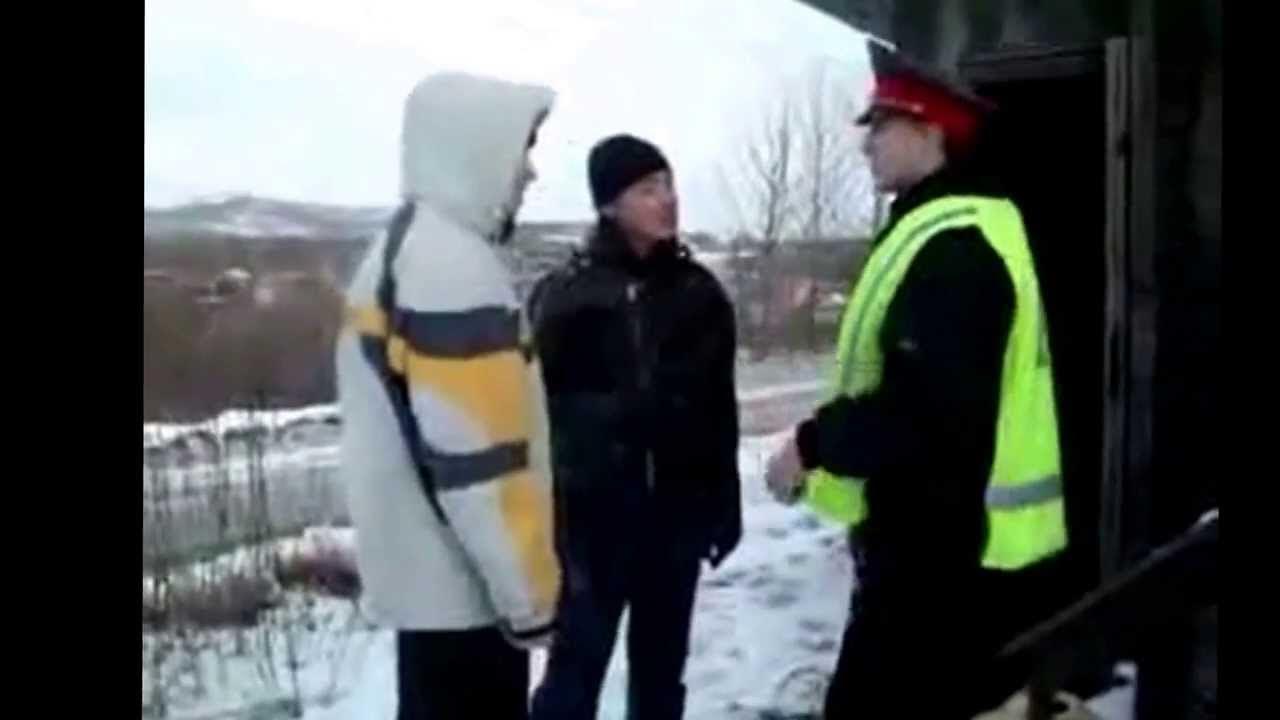 Бежит мужик с рулем от камаза. Едет мужик с рулем от камаза. Едет мужик на телеге, анекдоты. Анекдот про руль от камаза и кукурузное поле. Анекдот про руль от камаза.