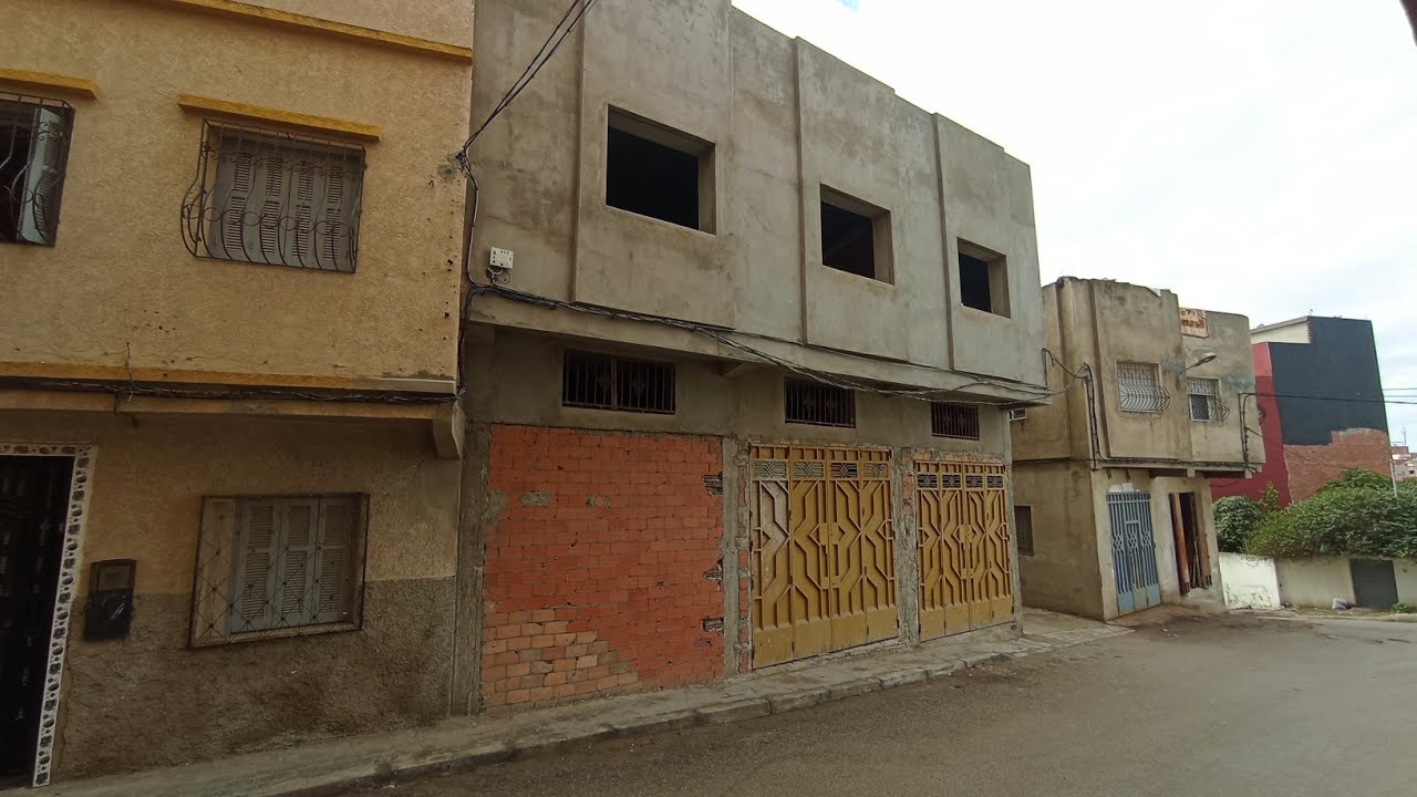 دار راءعة 🏠للبيع بجوج واجهات و3كراجات على الشارع الرئيسي مساحة100مترمنطقةسيدي دريس0703640826طنجة👍