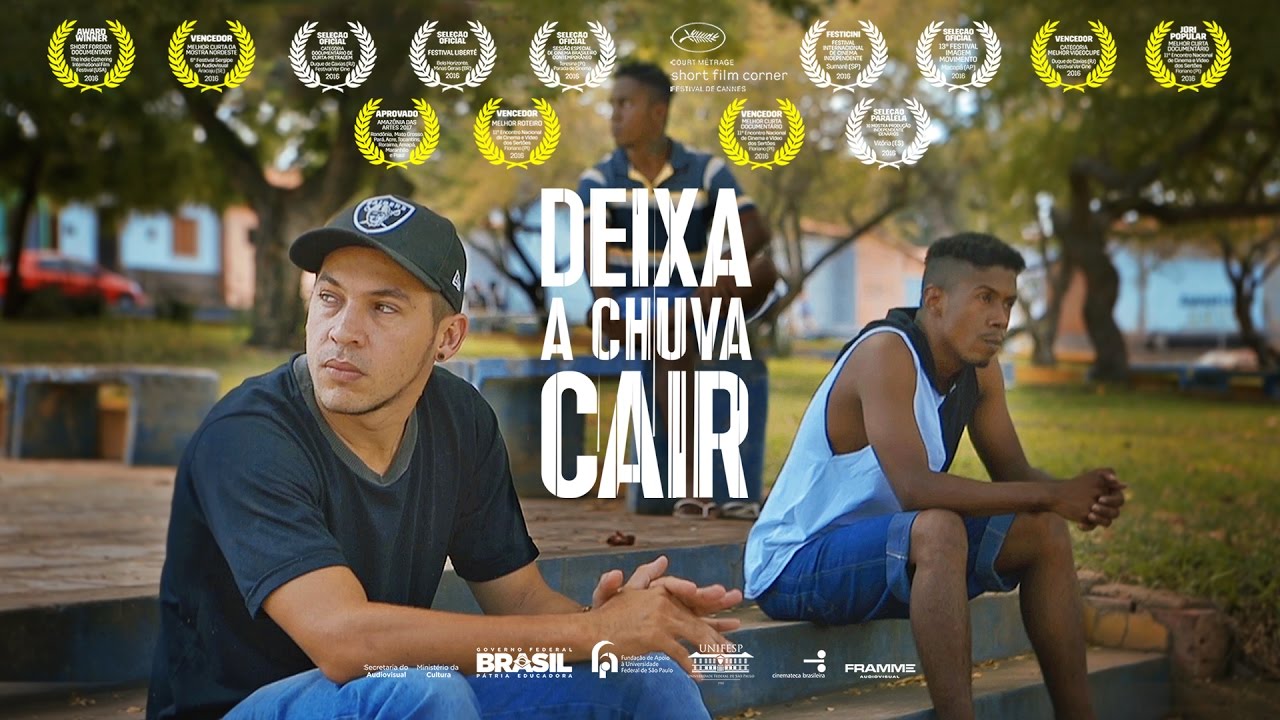 Uma Forte Chuva Começa A Cair No Colegio