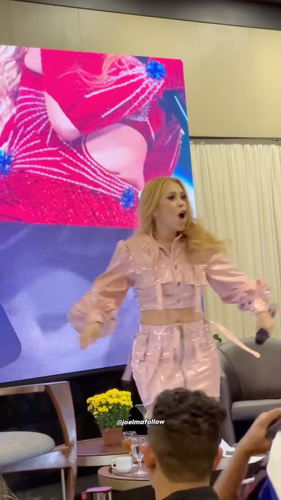 Joelma coreografando Você me Enganou