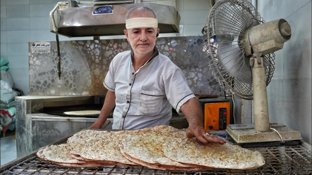 Узнайте, как готовят традиционный персидский хлеб Тафтун с нуля с использованием местной цельнозерн
