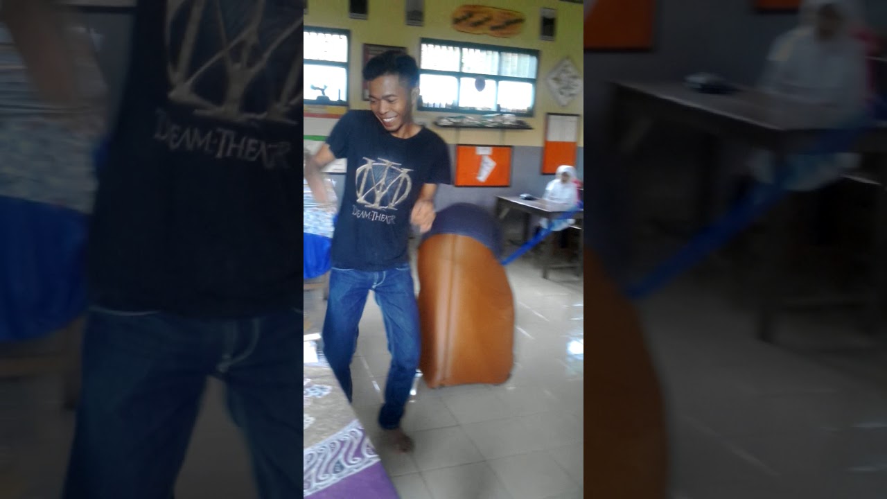 ADA MURID KOK PAKE SARUNG - YouTube