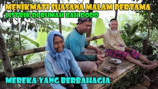 Pemadam Kelaparan Dan Suasana Malam Pertama Ada Listrik Di Rumah Bah Dodo. Mereka Sangat Bahagia.