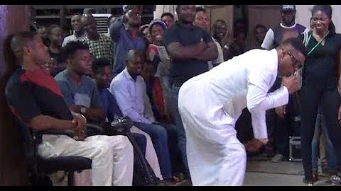 Funny! Woli Agba Twerks For Yinka Ayefele. Watch Ayefele Dancing On Stage While Performing