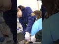 巣立ち直後の交通事故で左足の先を失ったオジロワシの“ちとせちゃん”。今日は両足を念入りに洗ってもらいました!