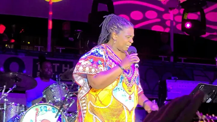 Ruthie Foster: "Use Me" (Bill Withers), on Cayamo,...