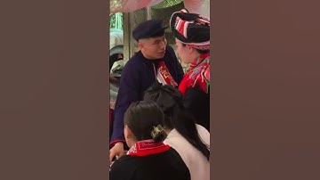 Cô dâu chú rể đi mời rượu