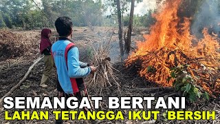 KOMPAK! PASANGAN SUAMI ISTRI WANI RANTAU BERSIHKAN LAHAN TETANGGA UNTUK TANAM PADI