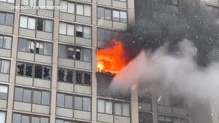 LIVE: Extra-alarm fire tears through multiple floors o Chicago high-rise