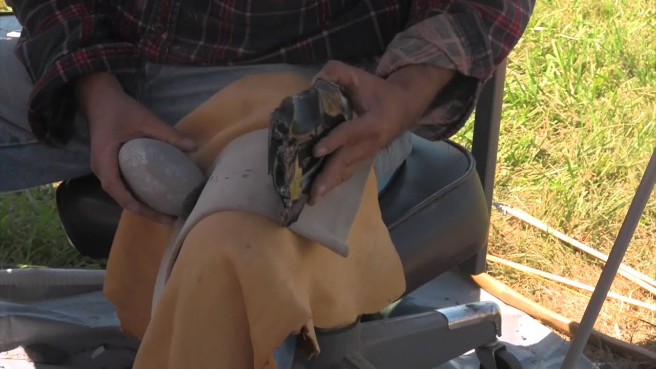 Harry Oda, master flintknapper, flintknapping demo (part 1)