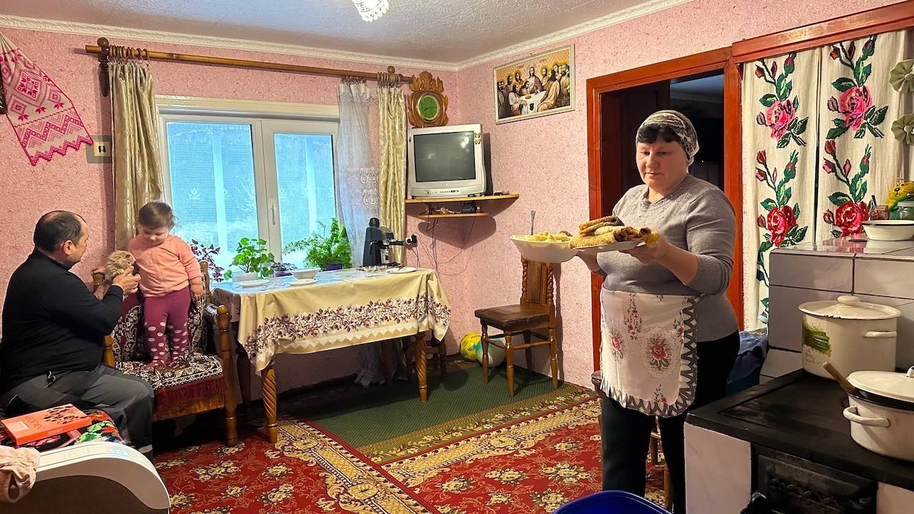 Grandma & Grandpa’s Peaceful Carpathian Life 👵👴 Feeding Cows, Homemade Dumplings & Family Love 🏔️🥟