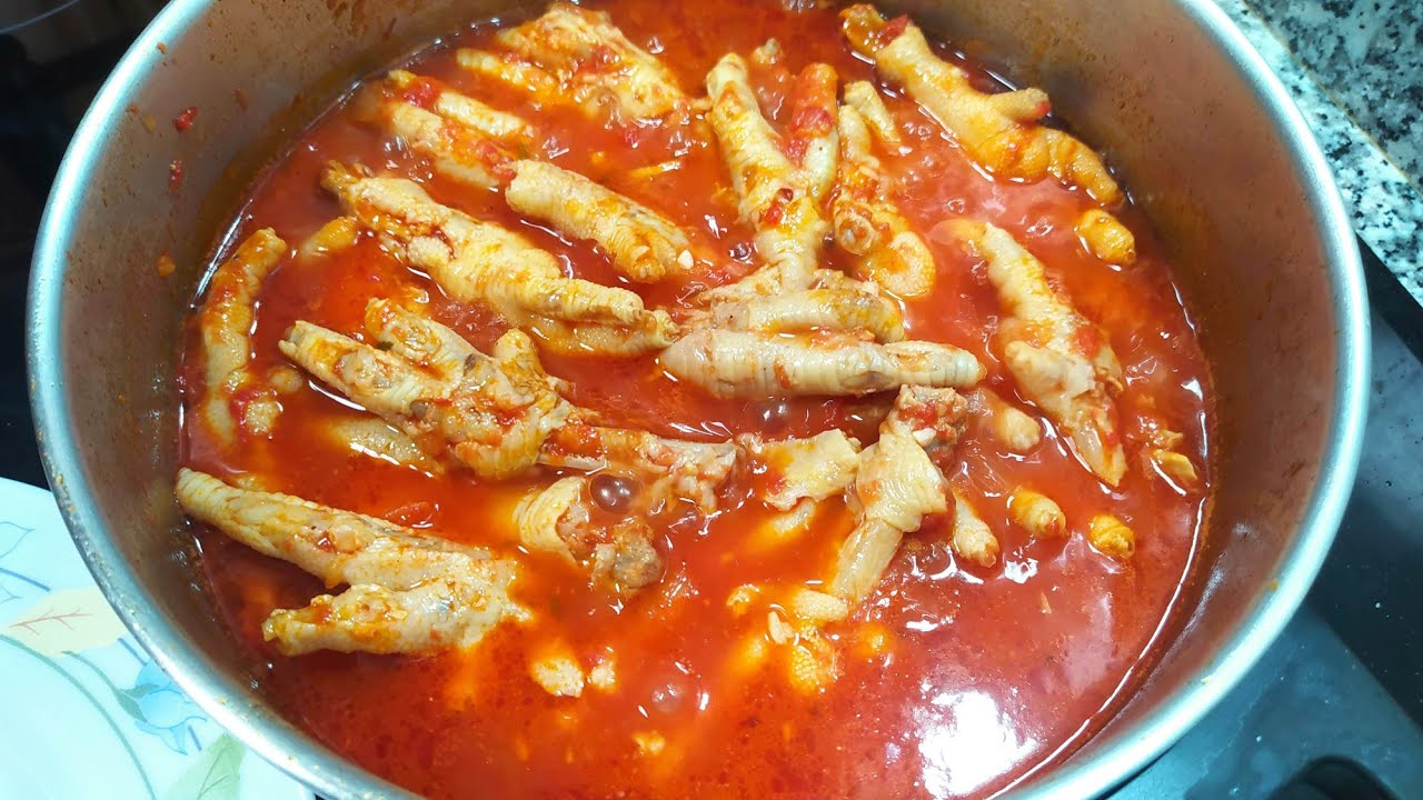 Patas de pollo en salsa de tomate.