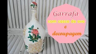 Garrafa decorada com casca de ovo e decoupagem