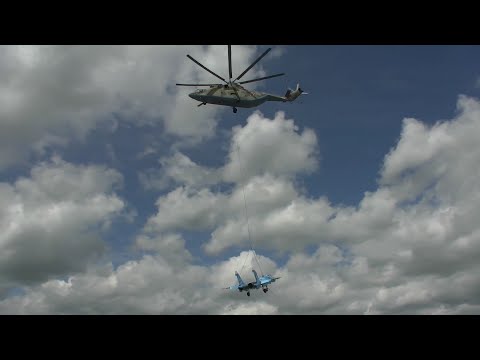 전투기를 들어올리는  Mi-26 &amp;#<strong>39</strong>;헤일로(Halo)&amp;#<strong>39</strong>; ,  <strong>C</strong>-<strong>130</strong> 수송기의 수송량과 맞먹는 능력을 가진 세계 최대의 수송헬기 Mi-26