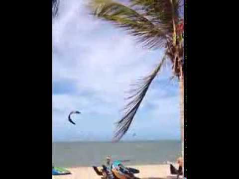 Dia de vento forte, acompanhar a galera do kite no Cumbuco, Ceará. @andrefeith