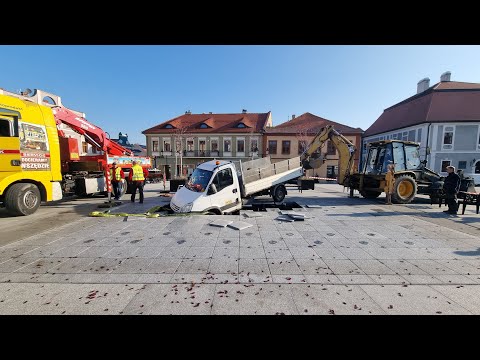 Zniszczona fontanna multimedialna w Bochni i wyciąganie samochodu [27.10.2021]