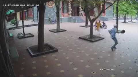 Sư trụ trì cầm xẻng, quật ngã tên trộm tiền hòm công đức