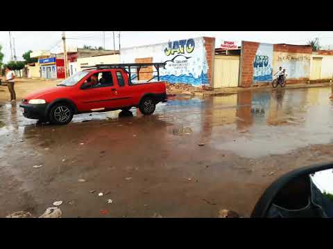 Ruas em Petrolina continuam alagadas após chuva deste domingo