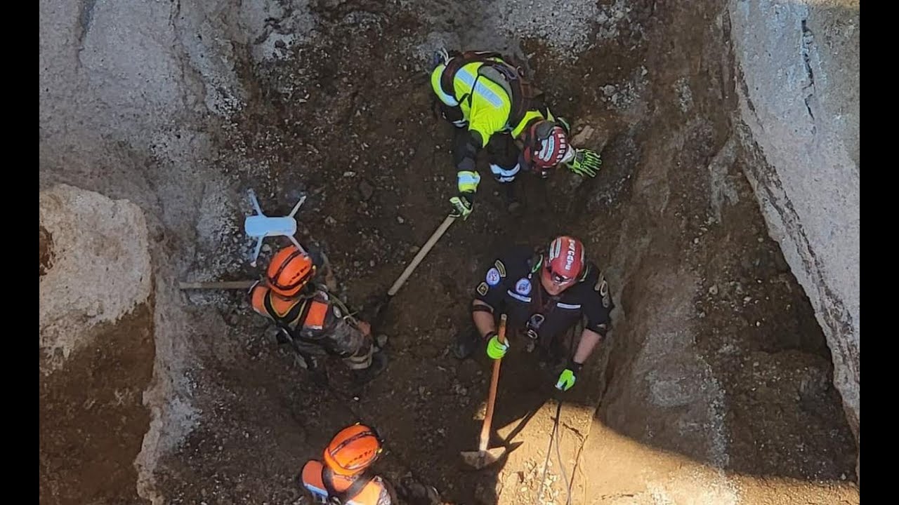 Localizan vehículo que cayó a socavamiento en Villa Nueva - YouTube