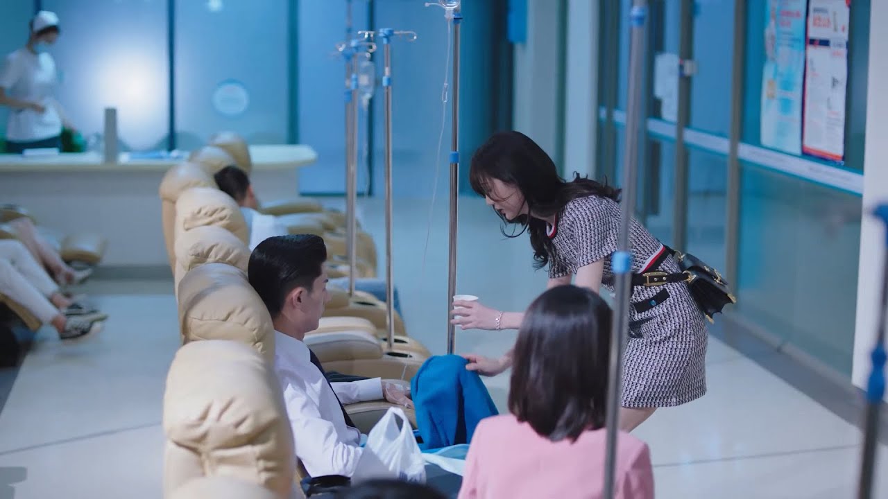 Красивый босс болен. Хитрые девушки стараются угодить ему, но он любит только